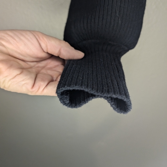 NWT Olivaceous Turtle Neck Sweater Crop XtraLong sleeves Black ripped Size Large - Picture 8 of 9